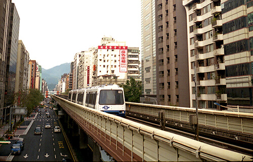 自4月1日起，將全面實施身心障礙者及老人搭乘捷運半價優待